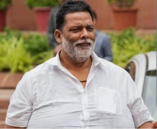 पटना में बाढ़ से बिगड़े हालात : आधी रात पहुंचे पप्पू यादव, बांटे नकद